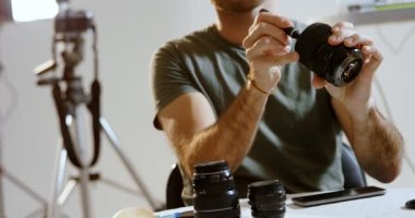 Erkek fotoğrafçı kamera objektifi fotoğraf Studio 4 k Temizleme