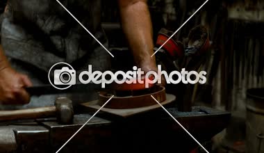 Orta bölümünde metal. atölye 4 k şekillendirme demirci