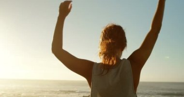 Arkadan Görünüş Beach'te 4 k egzersiz kadının