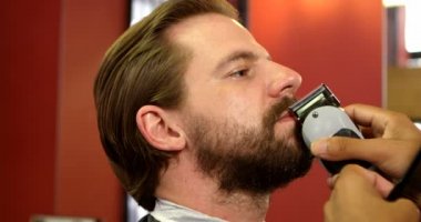 Berber kırpma düzeltici kuaför dükkanında 4k ile bıyık mans