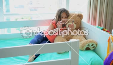 Ev 4 k yatak yatak odasında cam dijital tablet kullanan kız