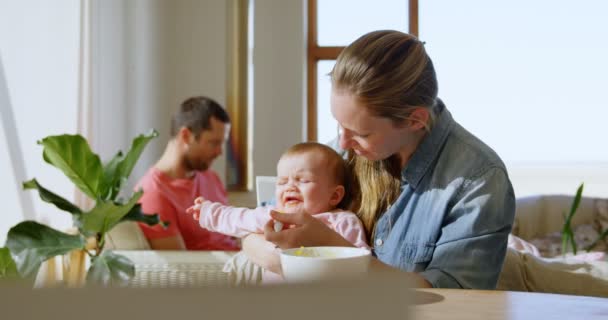 婴儿哭泣 而母亲在家里喂他食物4K — 图库视频影像
