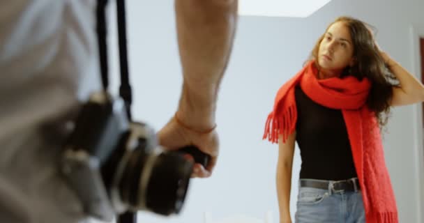 Modelo Feminino Pronto Para Sessão Fotos Foto Stufdio — Vídeo de Stock