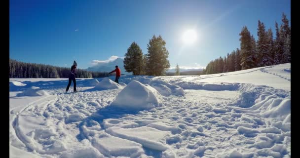 Patinaje Pareja Sobre Paisaje Nevado Durante Invierno — Vídeos de Stock
