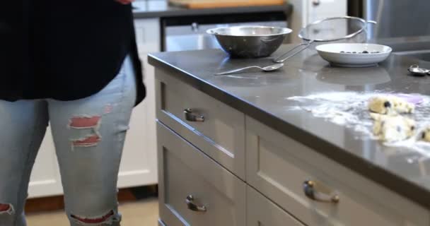 Mujer Poniendo Galletas Bandeja Horno Casa — Vídeos de Stock