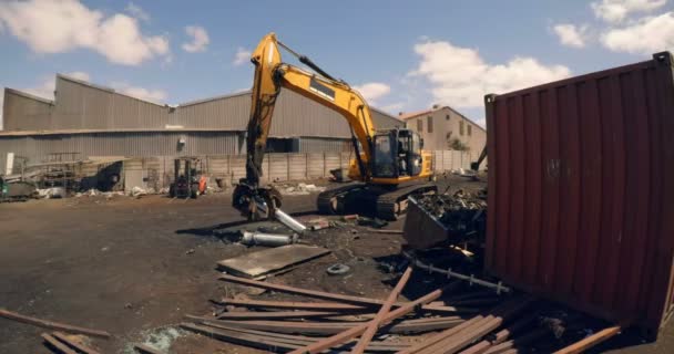 Débris Levage Grue Dans Casse Par Une Journée Ensoleillée — Video