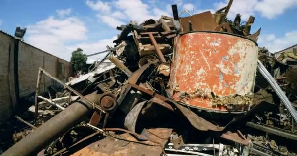 Zardzewiałe Części Metalowe Scrapyard Słoneczny Dzień — Wideo stockowe