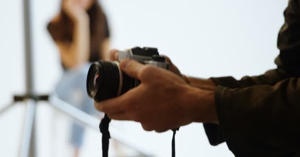 Fotógrafo Masculino Segurando Câmera Estúdio Fotografia — Vídeo de Stock