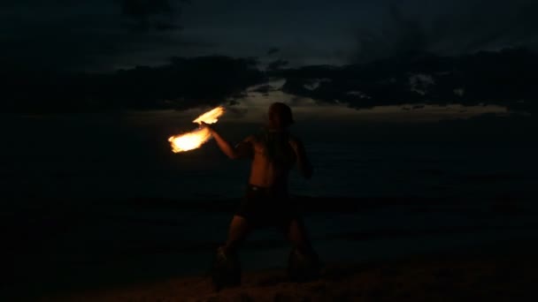 Malabarista Fuego Haciendo Malabares Con Palos Fuego Playa Por Noche — Vídeo de stock