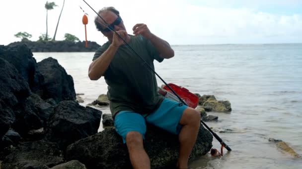 Pescador Senior Con Aparejos Pesca Playa — Vídeos de Stock