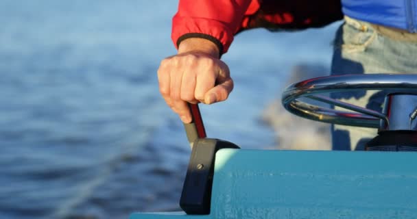 Mittelteil Des Mannes Der Motorboot Fluss Reitet — Stockvideo