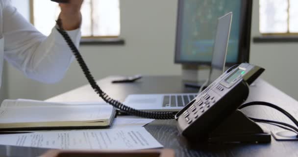 Närbild Executive Sätta Ner Telefon Mottagare Skrivbord Kontor — Stockvideo