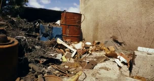在阳光明媚的日子里 废品场生锈的金属碎片4K — 图库视频影像