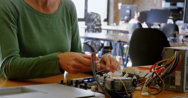 女性电气工程师在办公4K 焊接电路板 — 图库视频影像