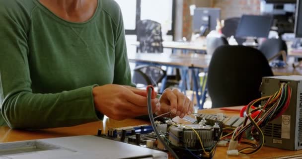 Ingeniera Eléctrica Femenina Soldando Una Placa Circuito Oficina — Vídeos de Stock