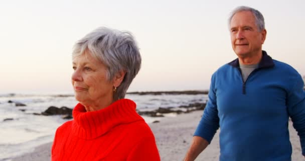 Senior Paar Lopen Het Strand Schemering — Stockvideo