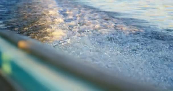 Vista Vicino Della Scia Della Barca Nell Acqua Del Fiume — Video Stock