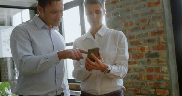 Office Managers Bespreken Mobiele Telefoon Kantoor — Stockvideo