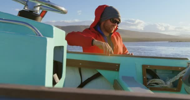 Mann Überprüft Motorboot Flussnähe Einem Sonnigen Tag — Stockvideo