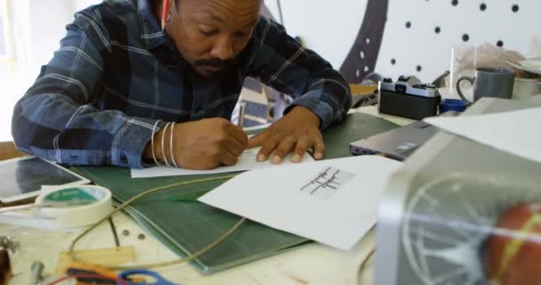 Mann Zeichnet Entwurf Auf Papier Werkstatt — Stockvideo