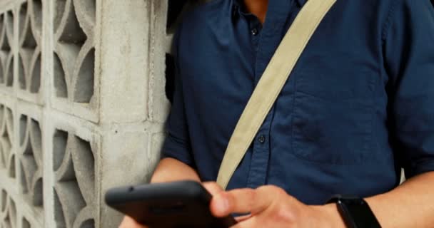 Sorrindo Homem Usando Telefone Celular Café Livre — Vídeo de Stock