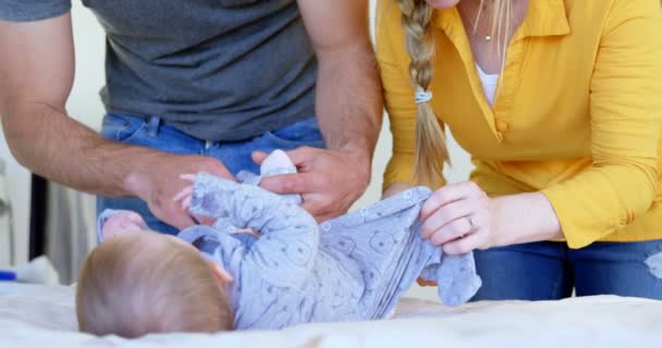 Los Padres Que Llevan Vestido Bebé Cama Casa — Vídeo de stock