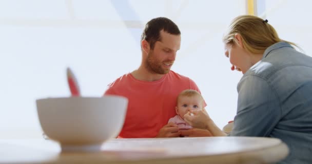 Γονείς Ταΐσουν Μωρό Τους Στο Σπίτι — Αρχείο Βίντεο