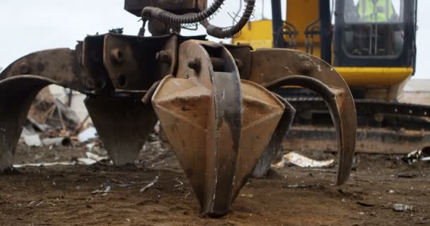 Trabajador Masculino Operando Máquina Excavadora Depósito Chatarra — Vídeo de stock