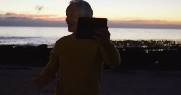 Hombre Mayor Feliz Usando Tableta Digital Playa — Vídeo de stock