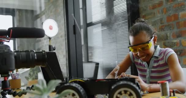 十几岁的博主焊接电路板在办公室4K — 图库视频影像