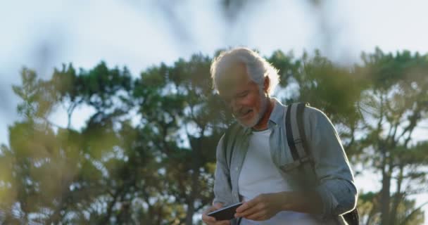 Senior Mannen Att Klicka Foton Med Mobiltelefon Landsbygden Solig Dag — Stockvideo