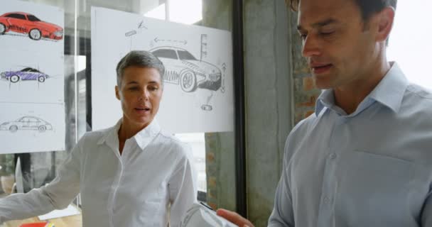 汽车设计师在办公室4K 的模型车讨论 — 图库视频影像