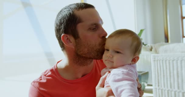 Pai Beijando Seu Bebê Casa — Vídeo de Stock