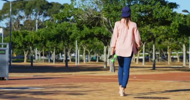 一个阳光明媚的日子 在公园里散步的女人4K — 图库视频影像