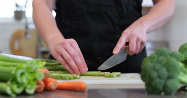 Seção Média Mulher Cortando Legumes Cozinha Casa — Vídeo de Stock