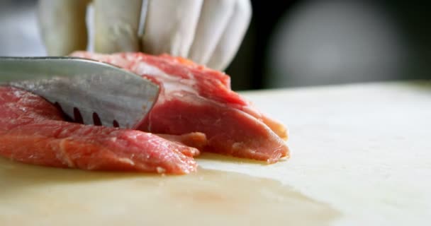 Primo Piano Del Macellaio Che Taglia Carne Negozio — Video Stock