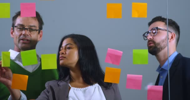 Executives Discussing Sticky Note Glass Wall Office — Stock Video