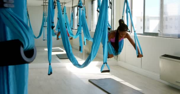 Mujeres Haciendo Yoga Hamaca Gimnasio — Vídeos de Stock