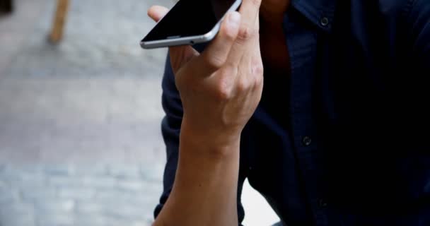 Primer Plano Del Hombre Hablando Teléfono Móvil Cafetería Aire Libre — Vídeos de Stock