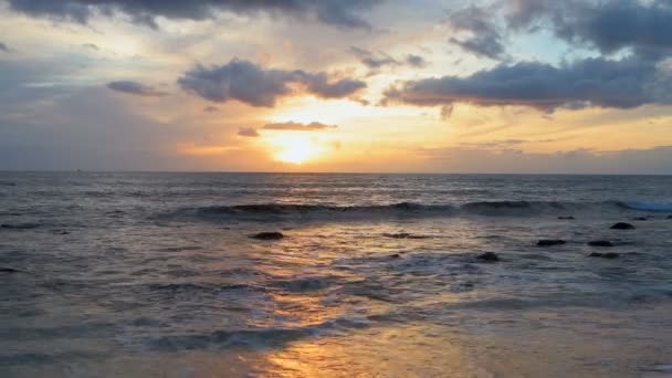 美丽的海海滩与波浪在黄昏4K — 图库视频影像