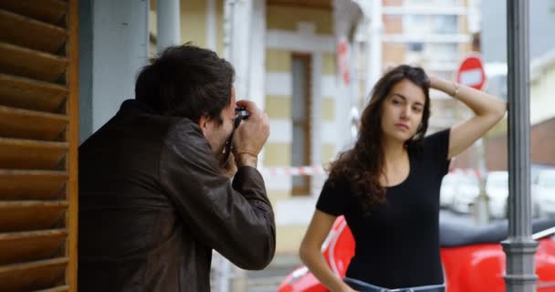 男性摄影师点击模型的照片在城市4K — 图库视频影像