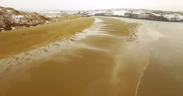 海浪在海滩上滚动的鸟瞰图4K — 图库视频影像