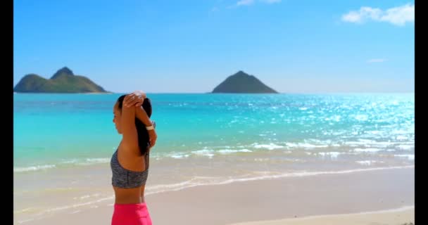 Mujer Haciendo Ejercicio Playa Día Soleado — Vídeos de Stock