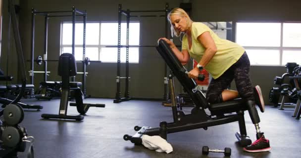 高级妇女做哑铃排锻炼在健身室4K — 图库视频影像
