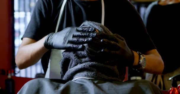 Fryzjer Zmiękczanie Skóry Twarzy Klientów Gorący Ręcznik Barber Shop — Wideo stockowe