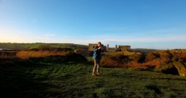 Wanderer Macht Selfie Mit Handy Der Natur — Stockvideo