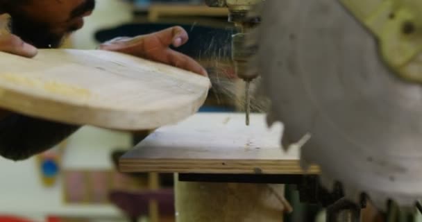 Man Controleren Skateboard Workshop — Stockvideo