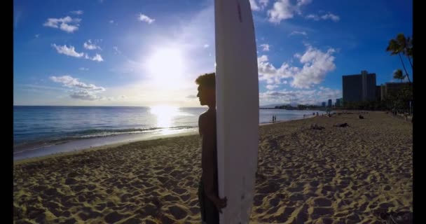 Zijaanzicht Van Surfer Met Een Surfplank Staan Het Strand — Stockvideo