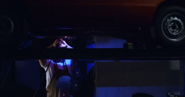 Mecánico Masculino Usando Antorcha Llameante Garaje — Vídeo de stock