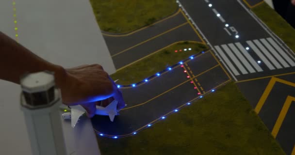 Крупный План Подготовки Пилотов Мужчин Модельному Самолету — стоковое видео